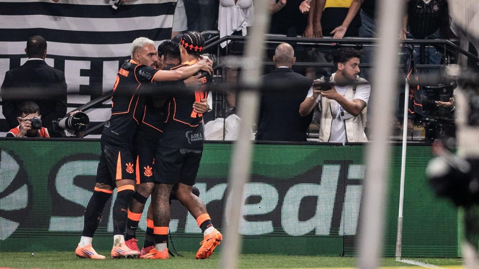 Jogadores do Corinthians comemoram o gol de Matheus Bidu