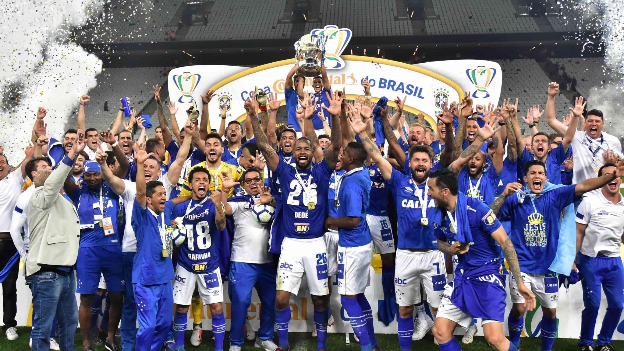 Jogadores do Cruzeiro levantam a taça da Copa do Brasil 2018