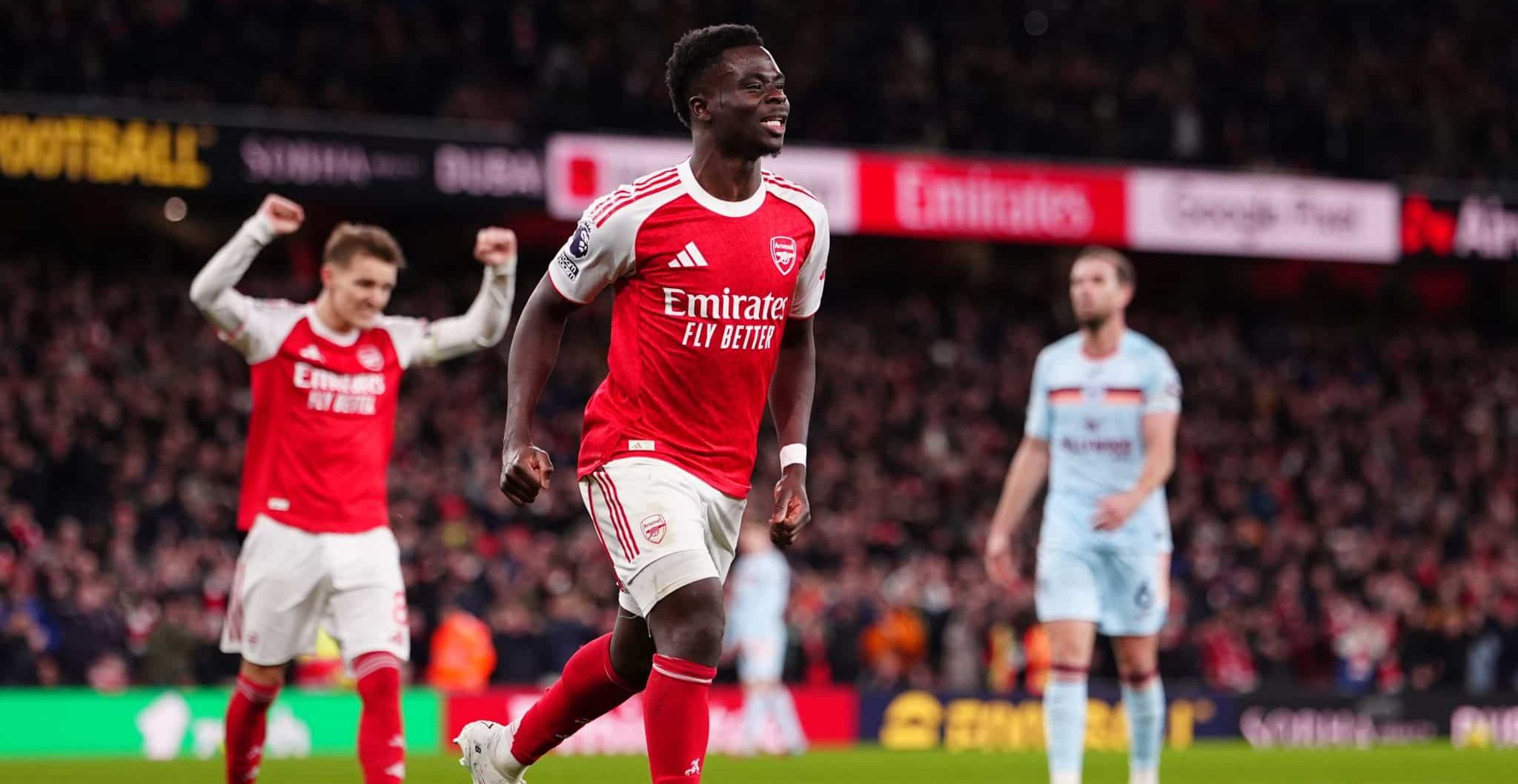 Saka em ação pelo arsenal