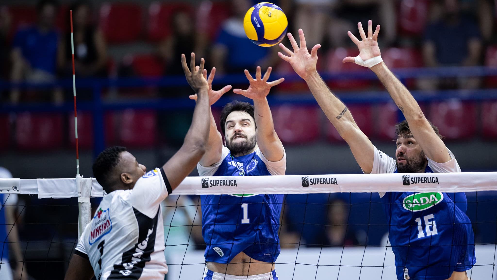 Oppenkoski (1) no bloqueio em duelo entre Cruzeiro e Praia Clube