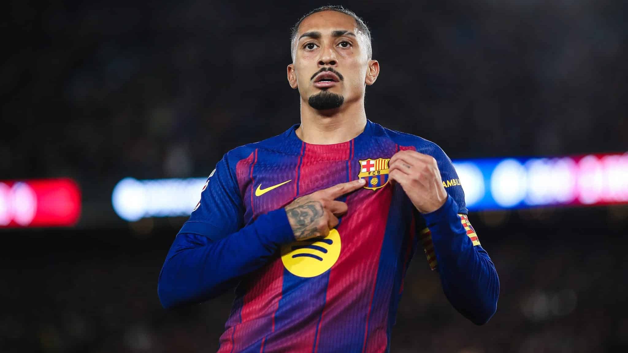 Raphinha comemorando gol pelo Barcelona contra o Atlético de Madrid - Eric Alonso/Getty Images