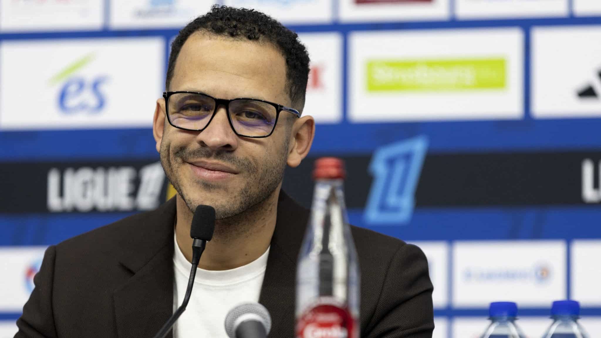 Liam Rosenior é o novo técnico do Chelsea