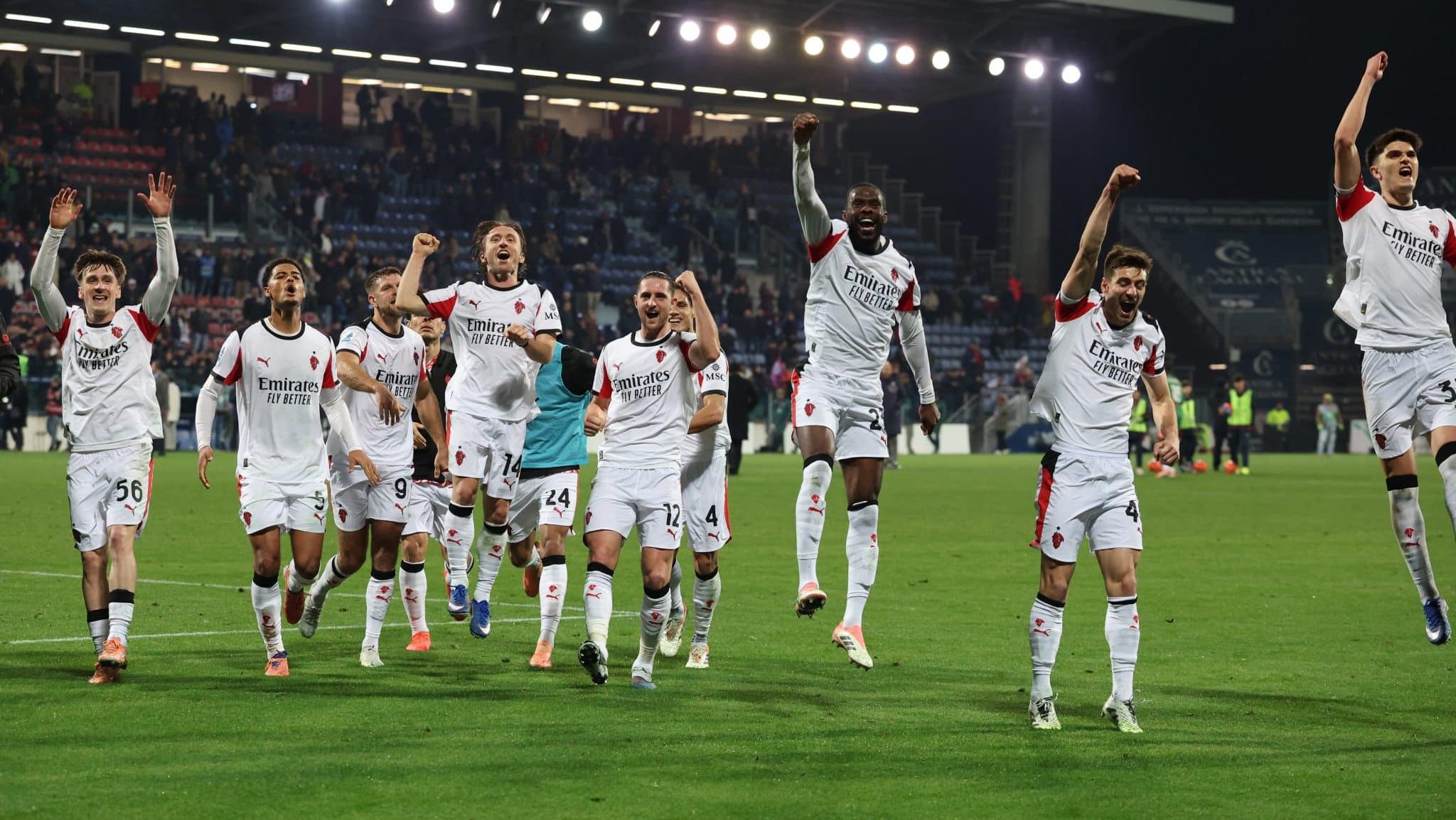 Jogadores do Milan comemoram a vitória sobre o Cagliari