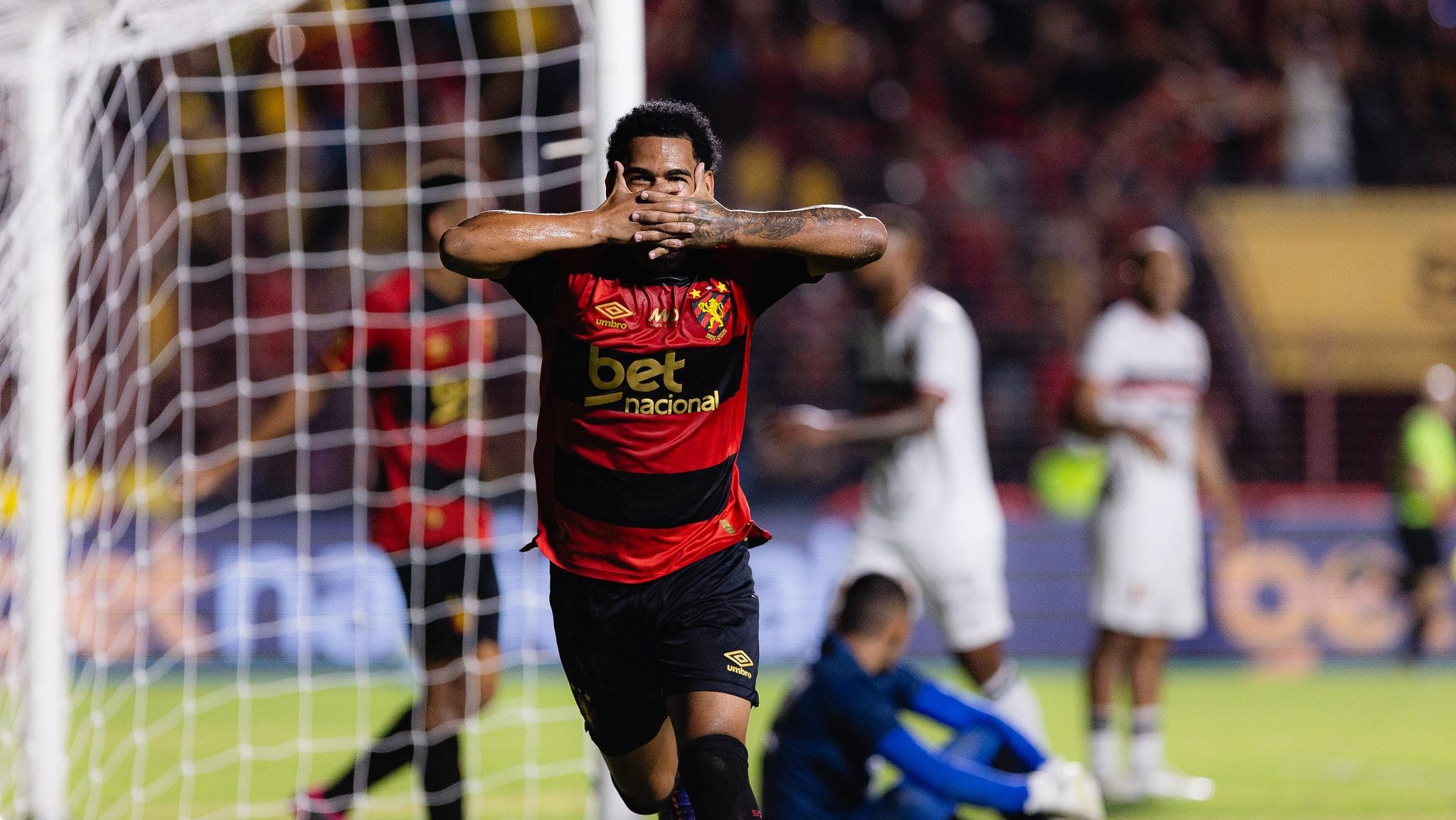 Micael comemora o gol da vitória do Sport
