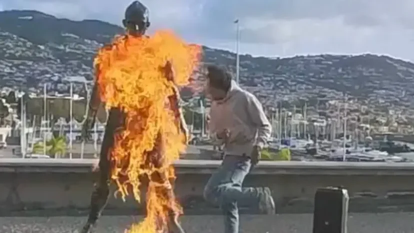 Estátua de Cristiano Ronaldo foi incendiada