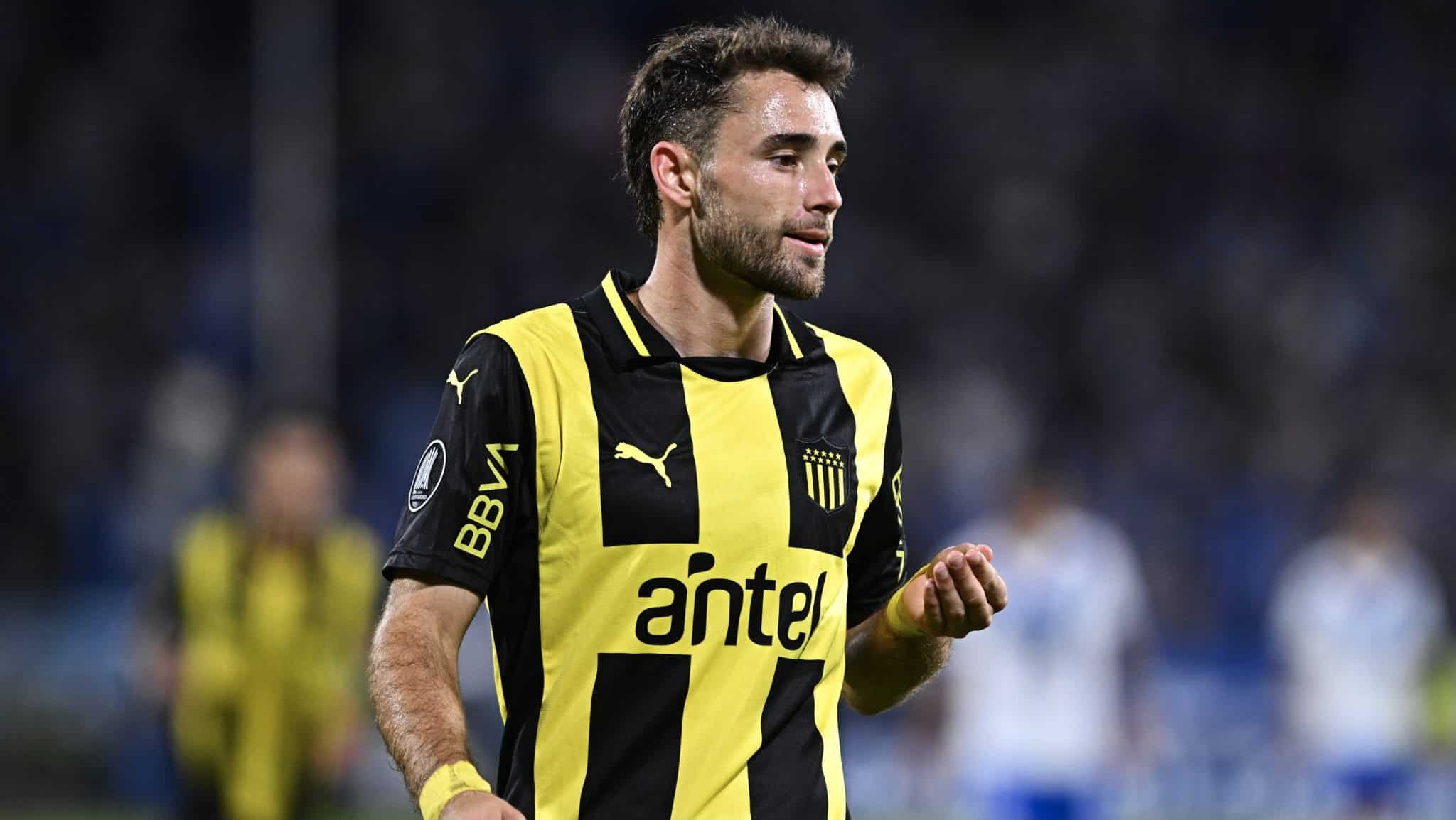 Pedro Milans em ação pelo Peñarol