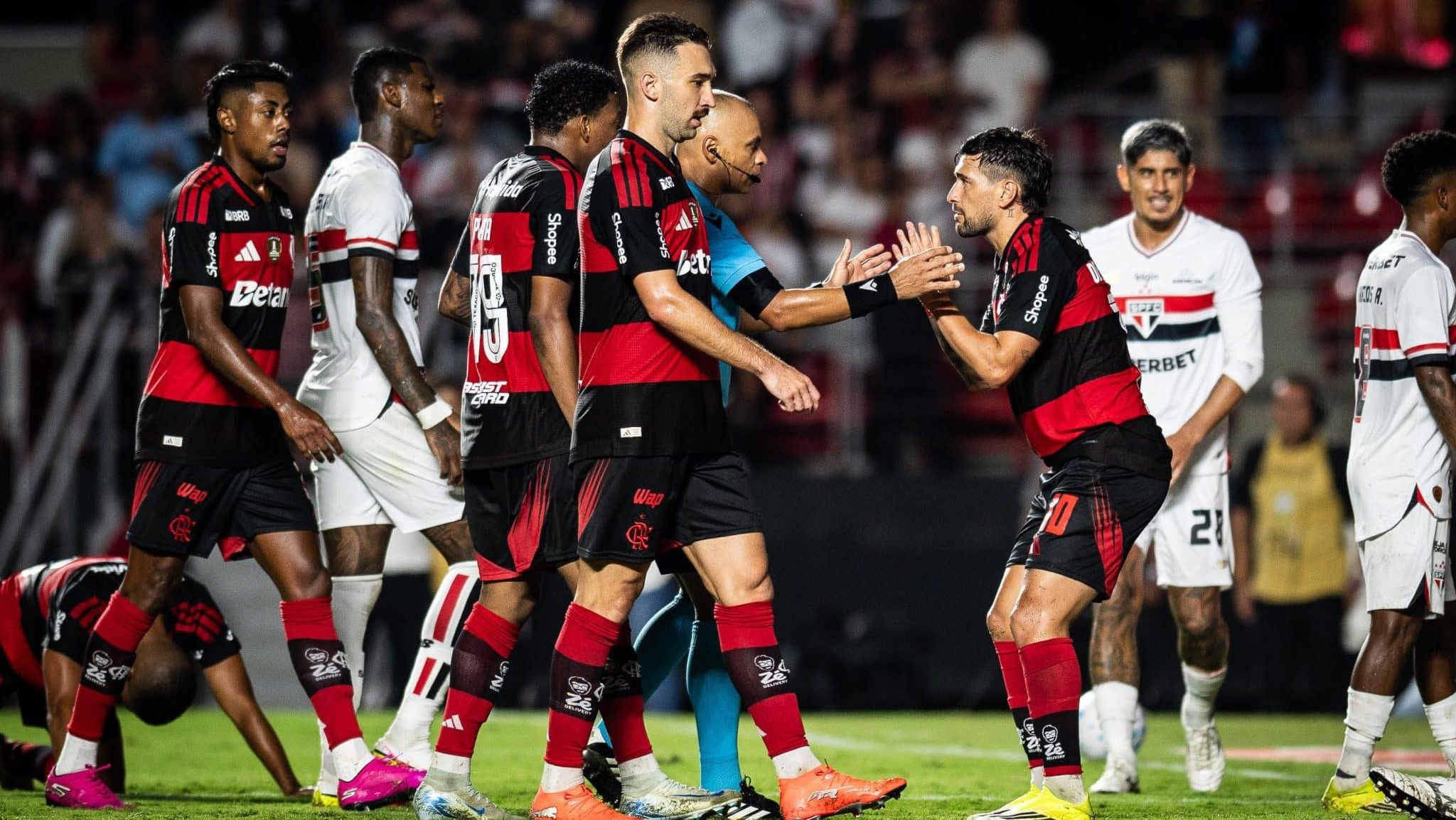 Jogadores do Flamengo pediram pênalti em Arrascaeta contra o São Paulo