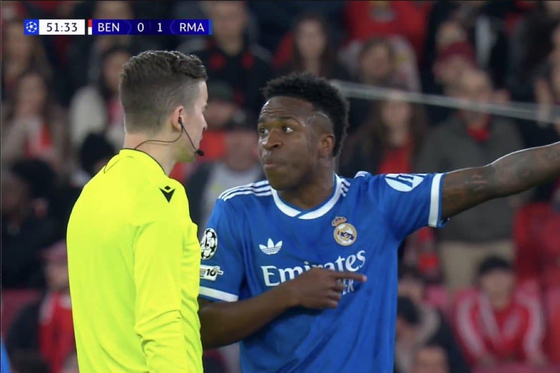 Vinicius Júnior reclama de racismo com o árbitro