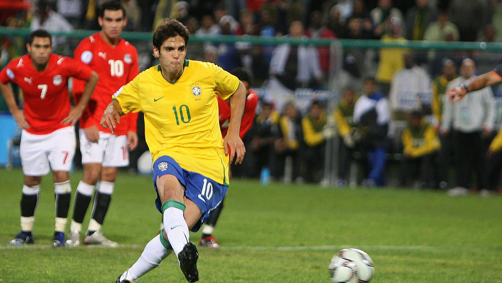 Kaká bate o pênalti que garantiu a vitória sobre o Egito em 2009