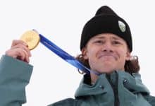 Lucas Pinheiro com a medalha de ouro nos Jogos Olímpicos de Inverno