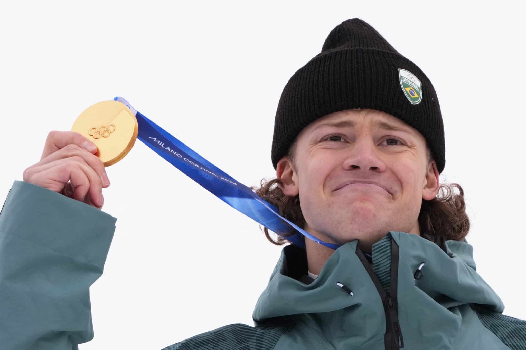 Lucas Pinheiro com a medalha de ouro nos Jogos Olímpicos de Inverno