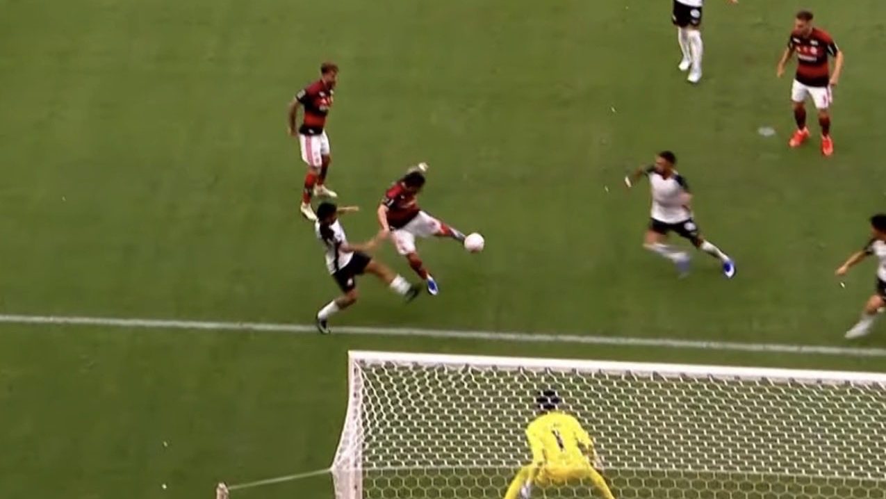 Lucas Paquetá perde gol incrível para o Flamengo contra o Corinthians