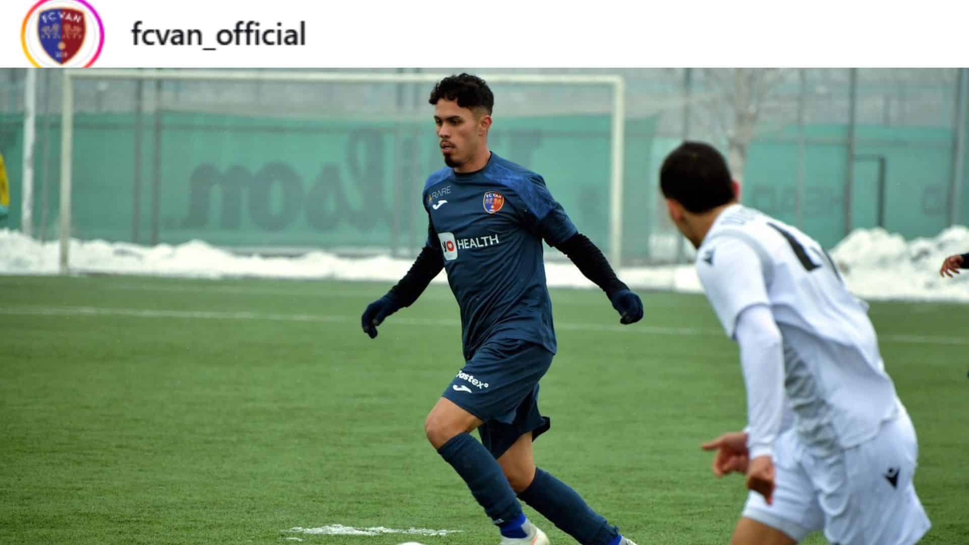 Mauro Neto em ação pelo FC Van