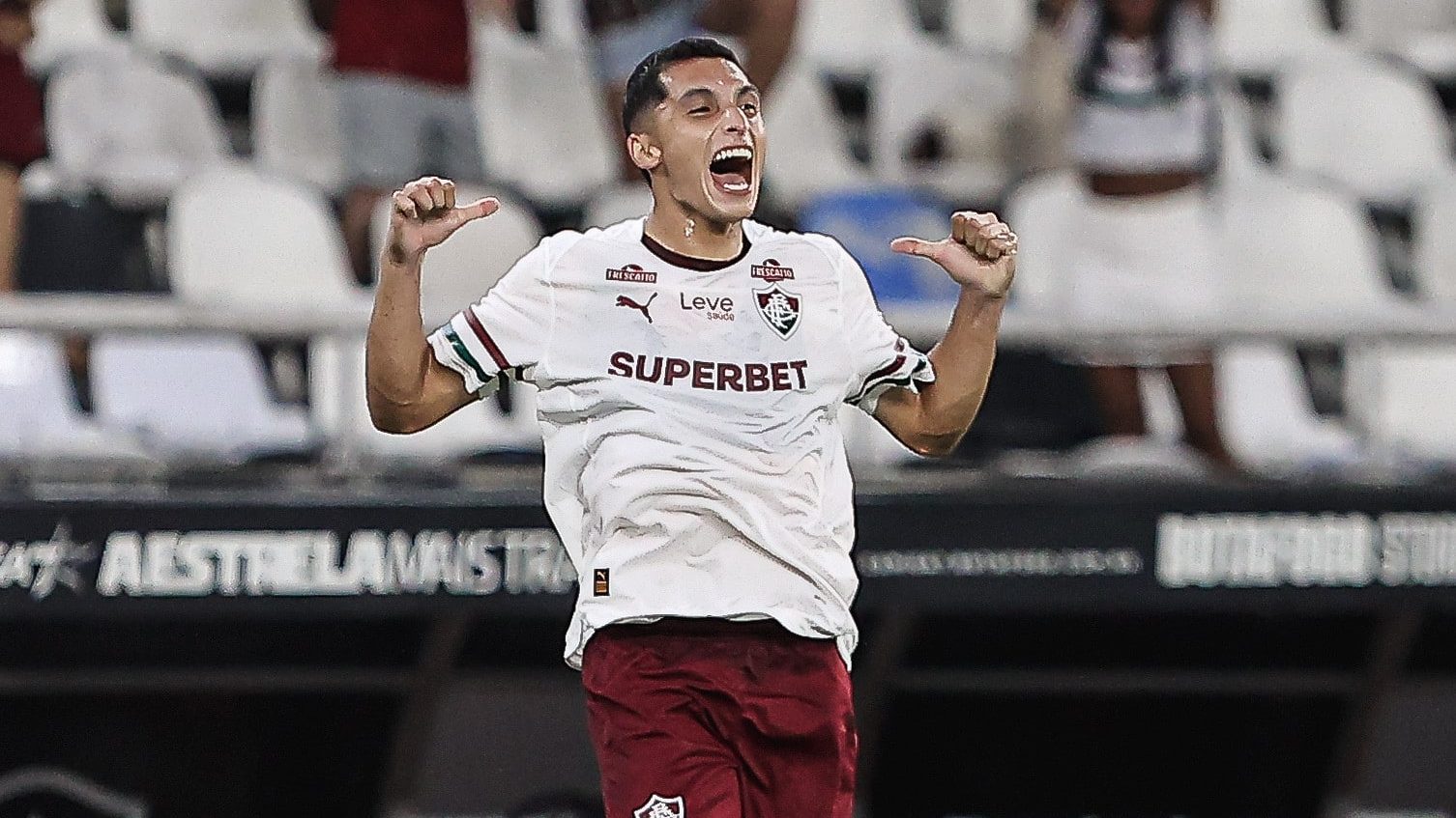 Kevin Serna comemorando seu gol em Vasco x Fluminense