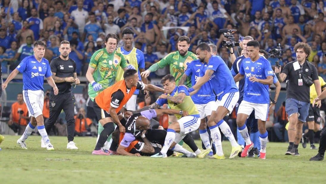 Briga entre jogadores de Cruzeiro e Atlético-MG