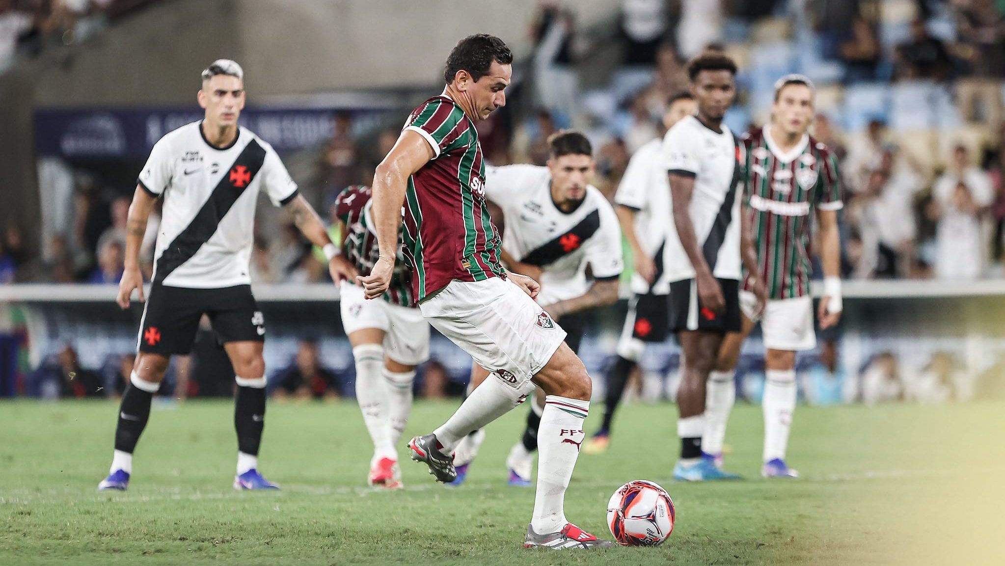Ganso bate o pênalti do gol do Fluminense