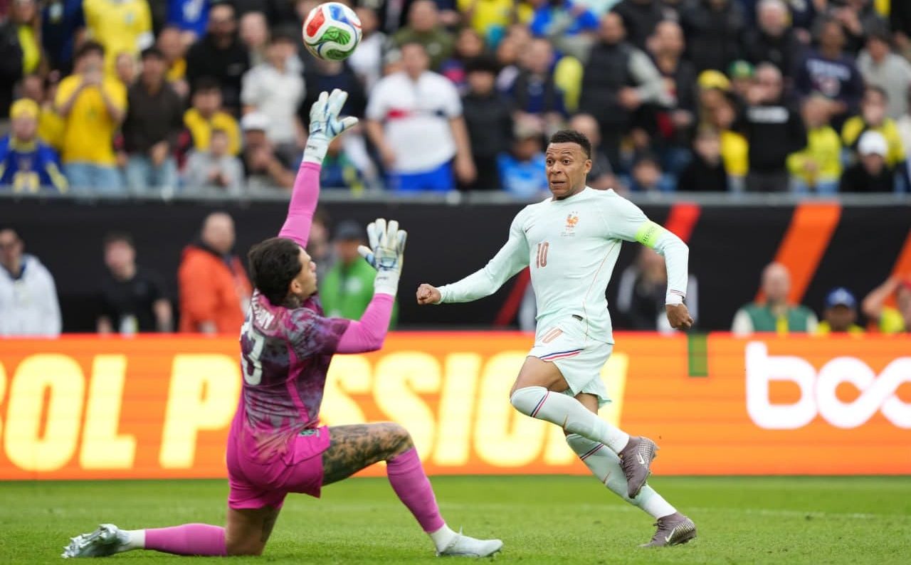 Mbappé encobre Ederson para marcar o primeiro gol da França