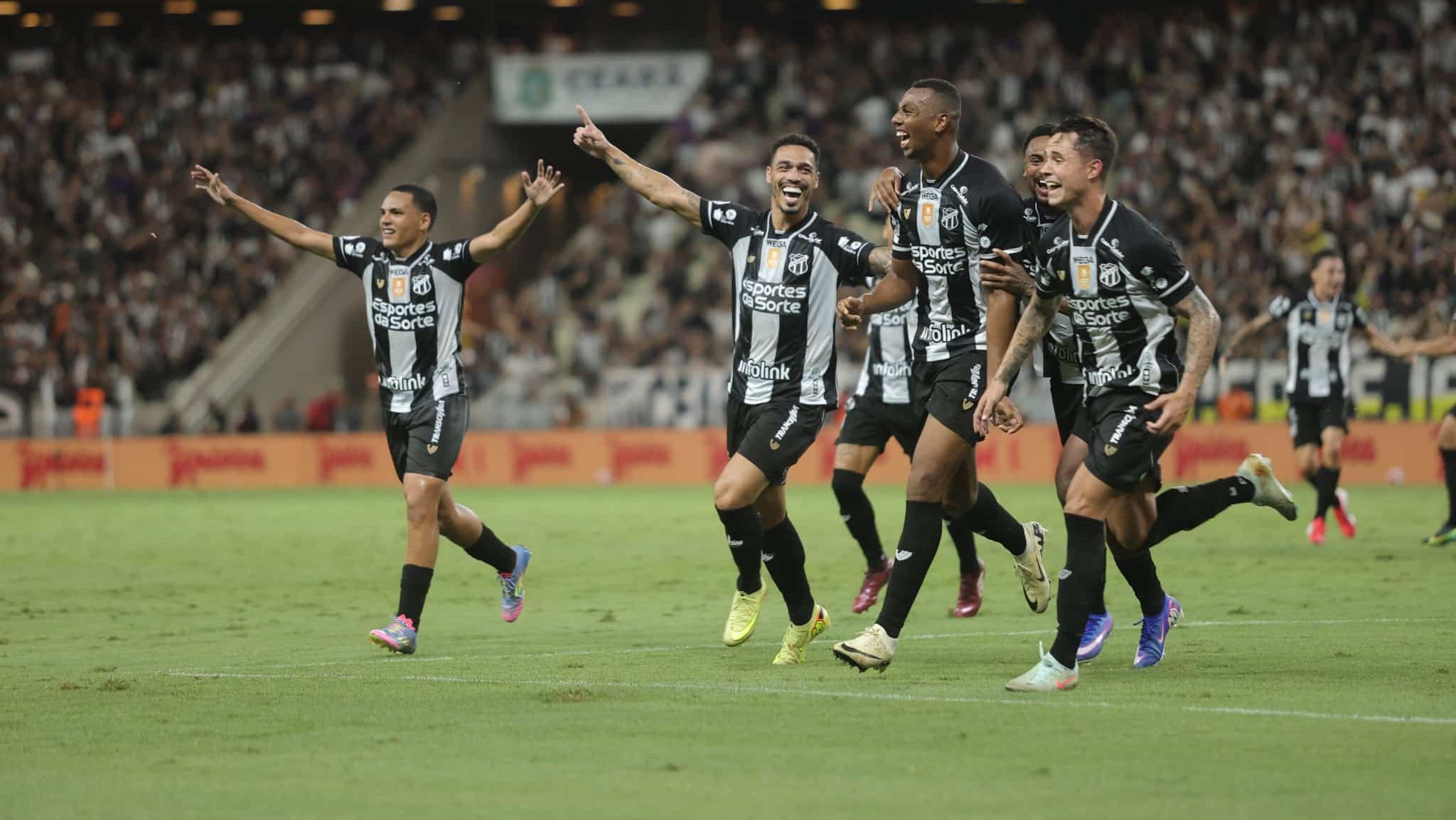Luizão comemorando seu gol em Ceará x Fortaleza