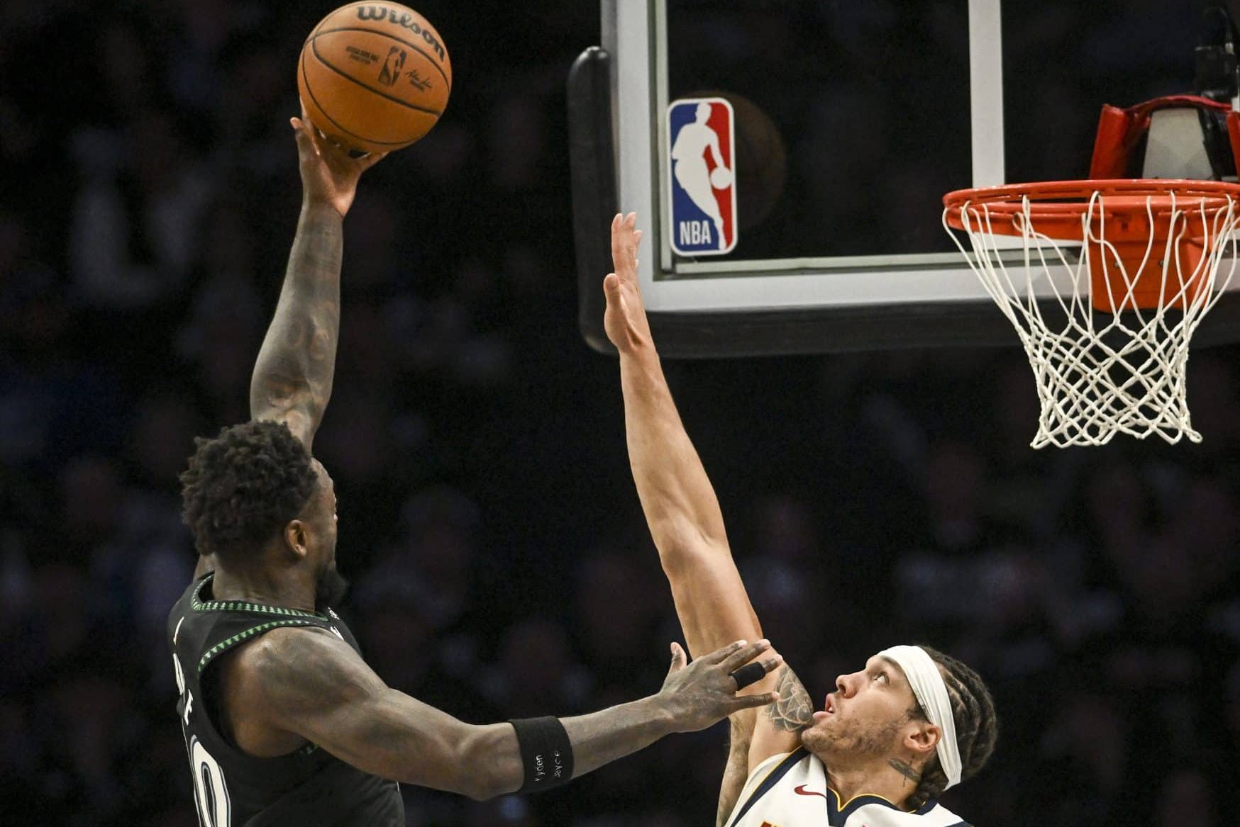 Julius Randle faz cesta sobre Aaron Gordon em MInnesota Timberwolves x Denver Nuggets