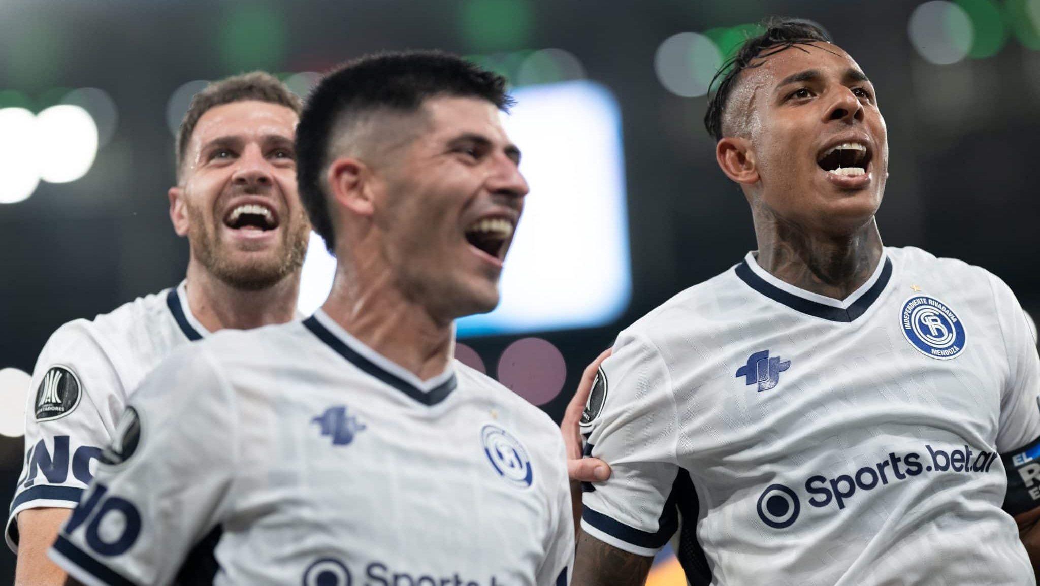 Jogadores do Independiente Rivadavia comemorando a vitória sobre o Fluminense, no Maracanã