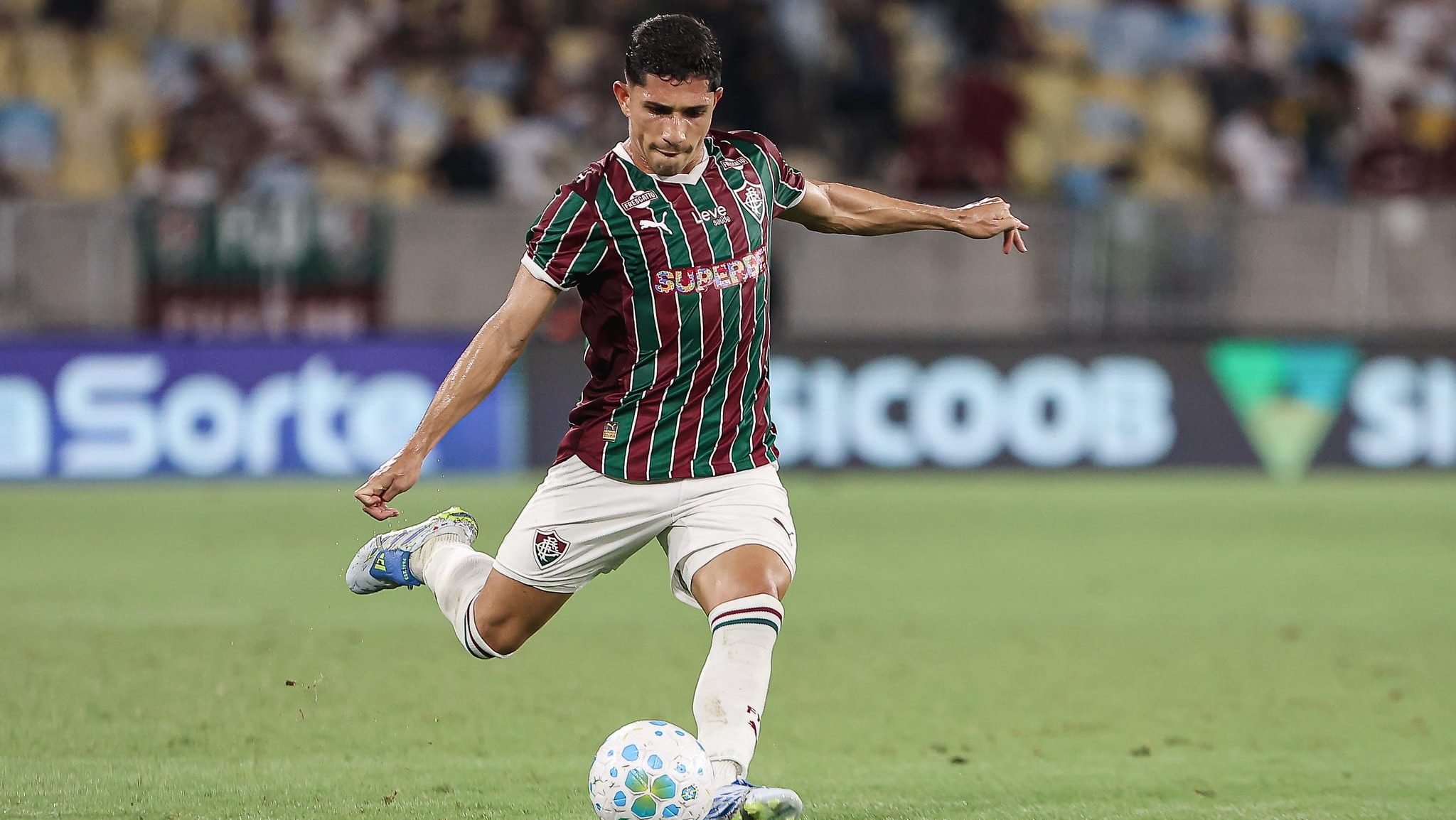 Savarino em ação pelo Fluminense
