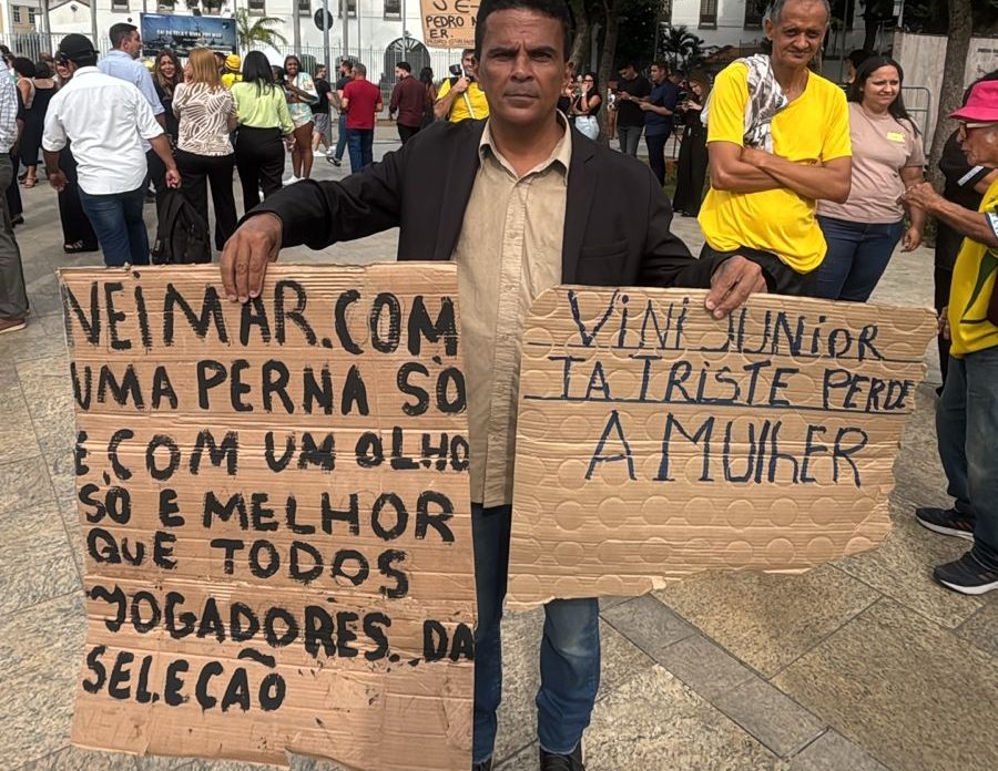 Torcedor com cartaz pedindo Neymar