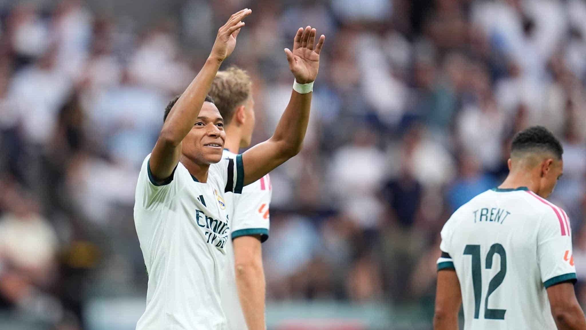Mbappé com os braços para o alto comemorando gol de Real Madrid