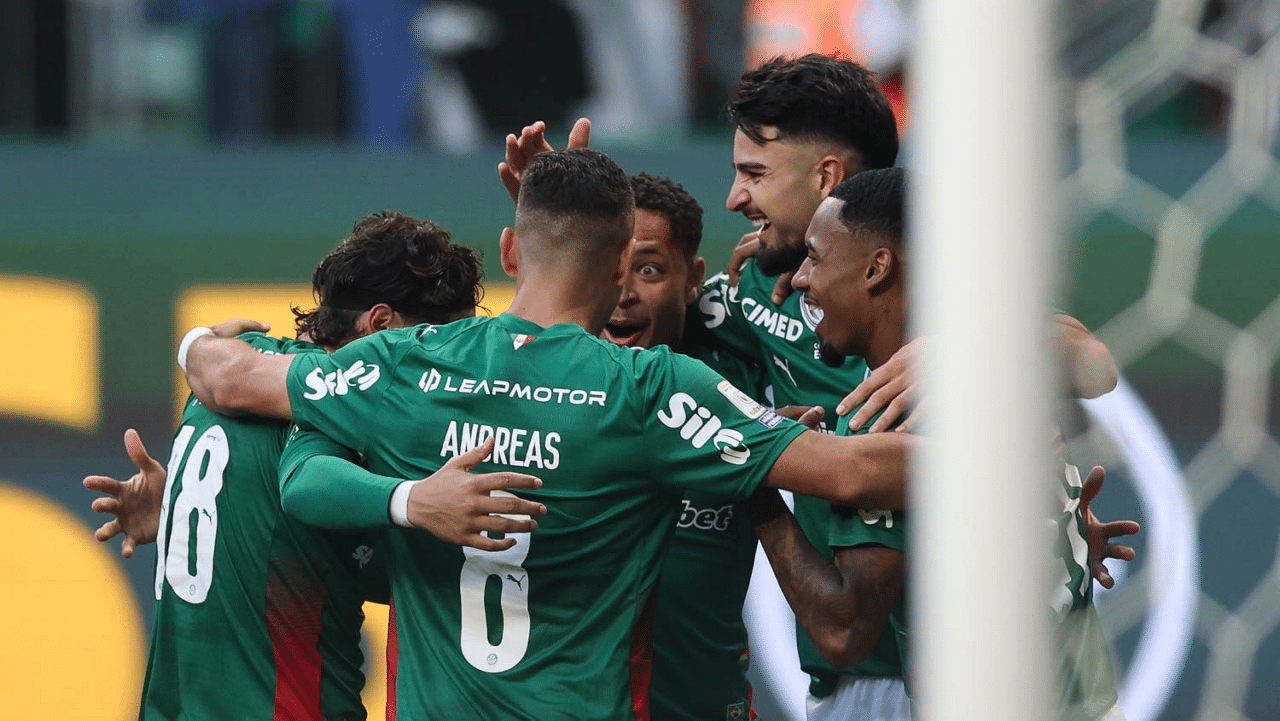 Jogadores do Palmeiras comemoram gol