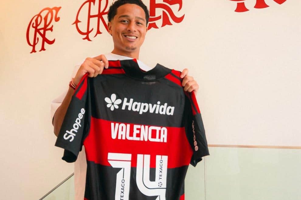 Anthony Valencia com a camisa do Flamengo